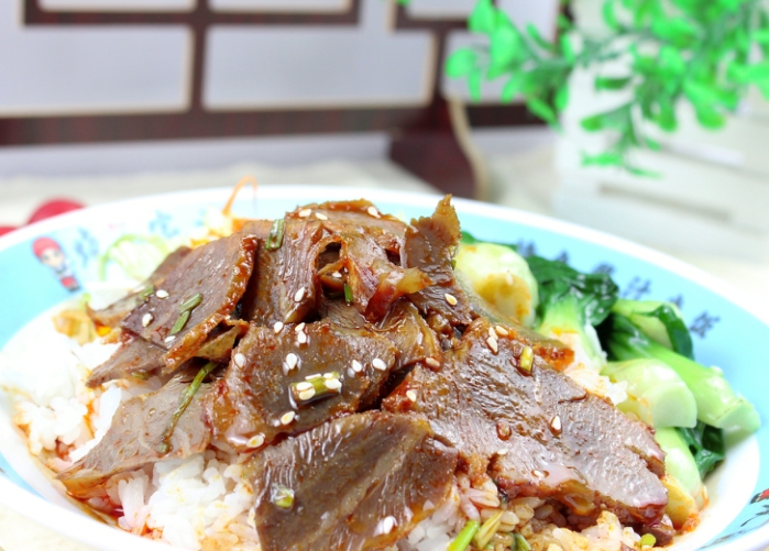 五⾹酱⽜⾁饭